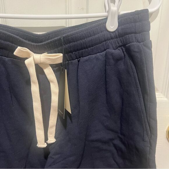 NWT Monrow gym shorts in vintage black size medium with adjustable waist band - Picture 4 of 12